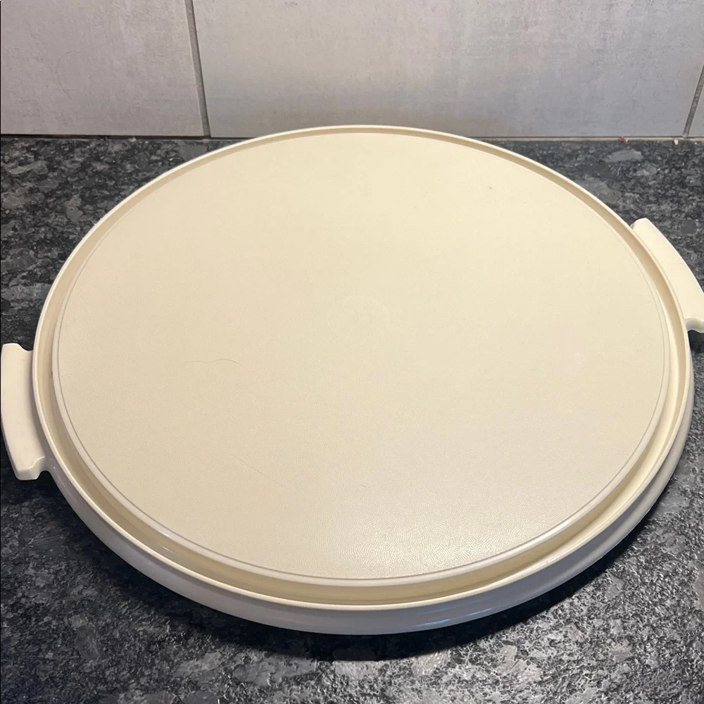 Jumbo White Cake Carrier by Tupperware. 12x7 Exc condition
